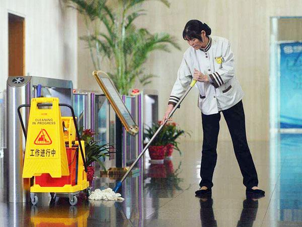 為什么現(xiàn)在很多企業(yè)保潔選擇托管，而不是自招呢？